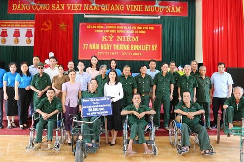 Bệnh viện Đa khoa tỉnh thăm, tặng quà thương binh, bệnh binh, người có công với cách mạng