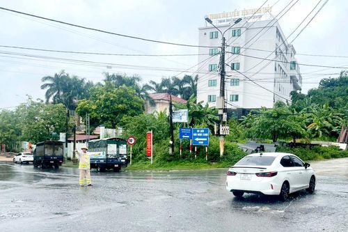 Lực lượng Công an giúp đỡ người dân trong mưa bão
