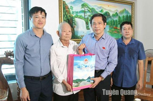 Đồng chí Bí thư Thành ủy Tạ Đức Tuyên thăm hỏi, tặng quà người có công trên địa bàn thành phố Tuyên Quang