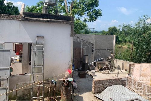 Tháo dỡ công trình ở mép sạt lở bờ sông Cầu tại xã Nhã Lộng