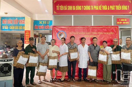 Khám bệnh, tặng quà tri ân người có công với cách mạng
