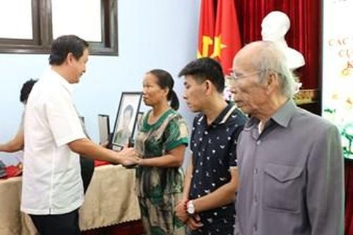 Trao tặng di ảnh liệt sĩ và trao quà cho trẻ em có hoàn cảnh đặc biệt khó khăn
