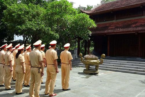 Sơn La: Phòng Cảnh sát giao thông Công an tỉnh dâng hương tại Nhà Tưởng niệm các anh hùng liệt sĩ Nhà tù Sơn La