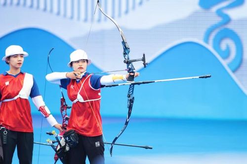 Ánh Nguyệt và 'nụ cười Olympic' bên cây cung