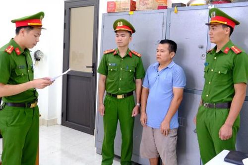 Lái xe container thông chốt, đâm thẳng vào lực lượng CSGT