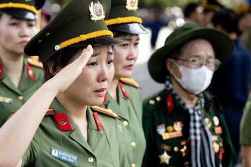 Cán bộ, chiến sĩ Công an nén nỗi buồn để hoàn thành nhiệm vụ vinh dự, tự hào