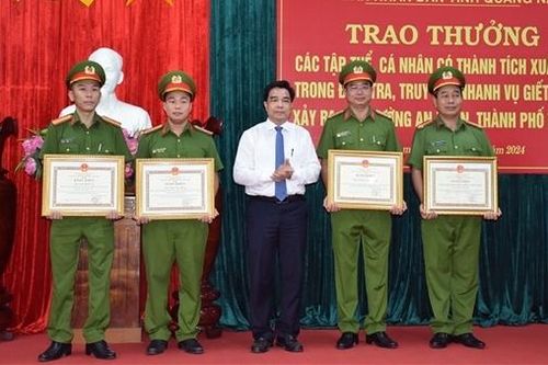 Khen thưởng đột xuất thành tích làm rõ vụ án mạng trong đêm tại Quảng Nam