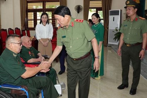 Thứ trưởng Lê Quốc Hùng thăm, tặng quà 2 Trung tâm Điều dưỡng thương binh tại Hà Nam