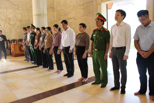 Hà Quảng dâng hương, dâng hoa Đền thờ Chủ tịch Hồ Chí Minh và Nghĩa trang Liệt sĩ huyện