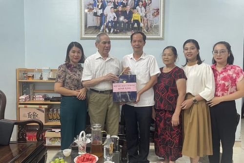Hội Nhà báo tỉnh thăm, tặng quà các gia đình chính sách