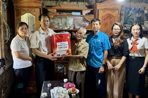 Khối thi đua các doanh nghiệp Trung ương thăm, tặng quà gia đình chính sách tại huyện Hòa An