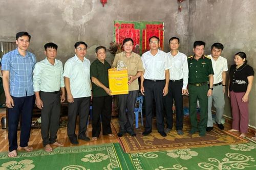 Ủy ban Mặt trận Tổ quốc tỉnh tặng quà các gia đình chính sách tại huyện Bảo Lâm