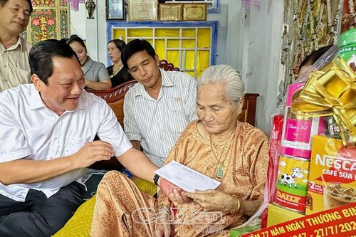 Lãnh đạo tỉnh thăm, tặng quà các gia đình chính sách