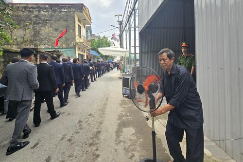 Người làng Lại Đà mang quạt ra đường, lo chỗ nghỉ cho khách viếng Tổng Bí thư