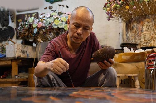 Xem làm sơn mài ở làng nghề gần 300 năm chuyên sản xuất đồ dùng dâng vua chúa