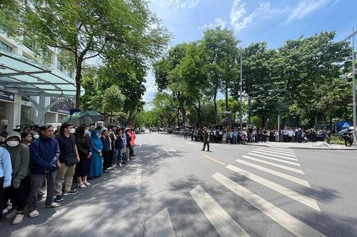 Người dân đội nắng tiễn biệt Tổng Bí thư Nguyễn Phú Trọng