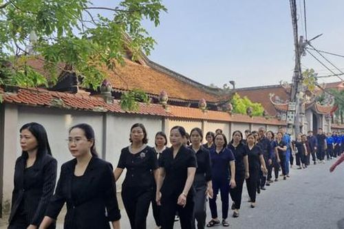 Đoàn các tỉnh, thành phố tiếp tục vào viếng Tổng Bí thư tại quê nhà Lại Đà