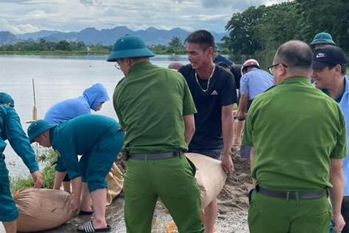 Bảo đảm an toàn giao thông cho người dân trong mưa lũ