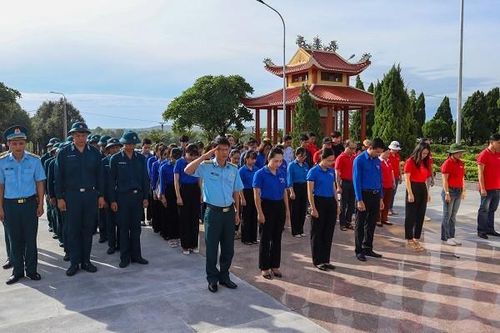 Đoàn viên thanh niên Đà Lạt, Đà Nẵng thể hiện lòng biết ơn và tri ân của thế hệ trẻ