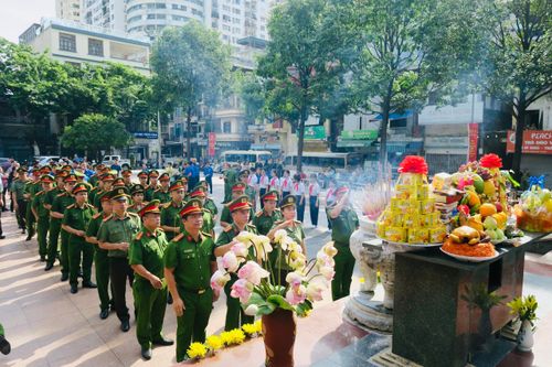 Công an quận Hoàng Mai tri ân, đền ơn đáp nghĩa các đồng chí thương binh, thân nhân liệt sỹ