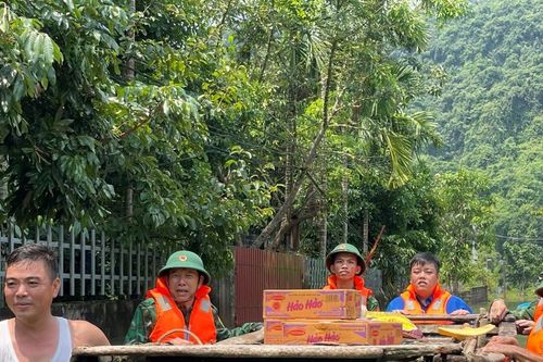 Hải Phòng: Bộ đội Biên phòng hỗ trợ người dân Cát Hải khắc phục hậu quả bão số 2