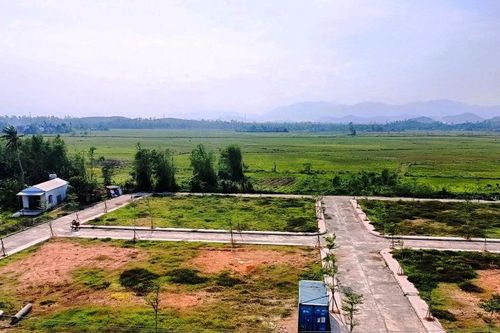 Bỗng dưng bị thu hồi một lúc 8 sổ đỏ?