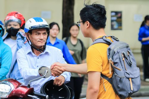 Con lên đại học, cha mẹ hoảng vì chi phí tăng chóng mặt