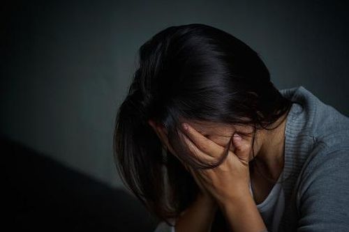 Lý do khiến người phụ nữ bất ngờ ngại giao tiếp, sợ ánh sáng