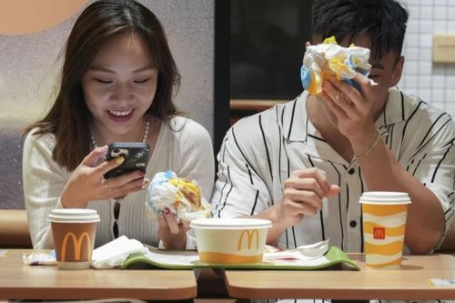 Xếp hàng từ 4h sáng để mua 1 chiếc bánh xúc xích tại Hong Kong