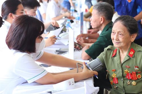 Thanh niên Hà Nội khám bệnh miễn phí cho 700 người dân tại huyện Đông Anh