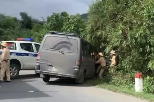 Chở bia không rõ nguồn gốc, tài xế tăng ga bỏ chạy rồi tông xe CSGT