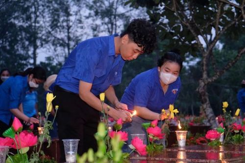 Tuổi trẻ cả nước thắp nến tri ân các Anh hùng liệt sĩ