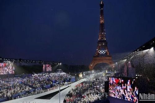 Lễ khai mạc Olympic 2024 hoành tráng và lung linh trên sông Seine