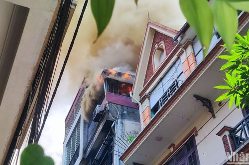 Hà Nội: Cháy lớn tại ngôi nhà cao tầng trên phố Trần Quý Kiên, Cầu Giấy
