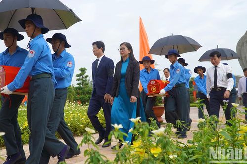 Đưa tiễn các anh về với đất mẹ