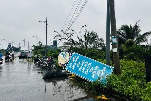 Lốc xoáy làm tốc mái 84 căn nhà ở Bến Tre