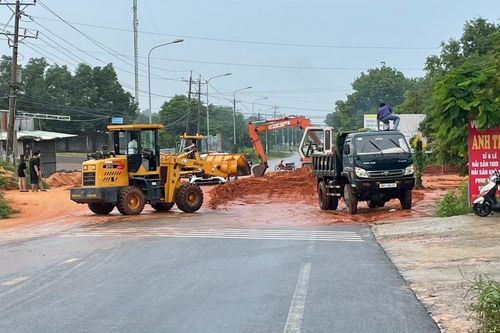 Cát đỏ lại tràn xuống đường ra khu du lịch của thành phố Phan Thiết
