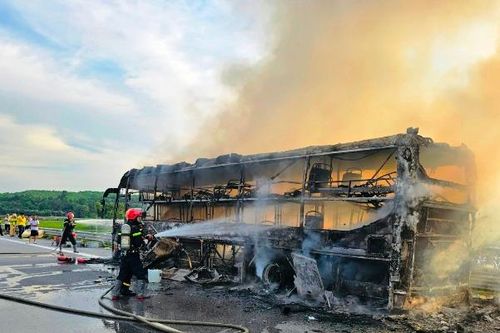 Cháy xe ô-tô khách trên cao tốc thuộc tỉnh Thanh Hóa