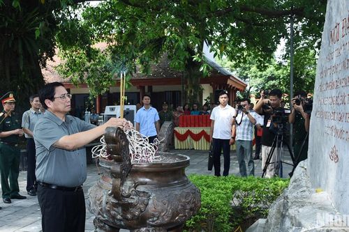 Thủ tướng tưởng niệm các Anh hùng liệt sĩ và tặng quà gia đình chính sách tại Thái Nguyên