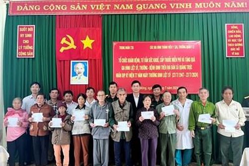 Trung đoàn 726: Khám bệnh và trao quà tặng các gia đình chính sách trên địa bàn biên giới