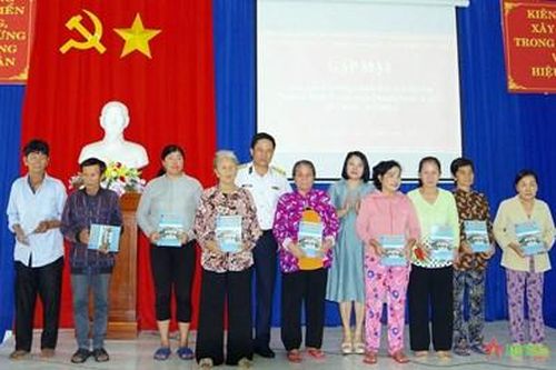 Vùng 2 Hải quân gặp mặt, tặng quà các gia đình chính sách trên địa bàn