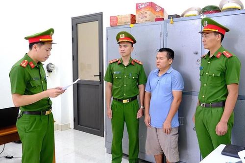 Khởi tố tài xế chống người thi hành công vụ