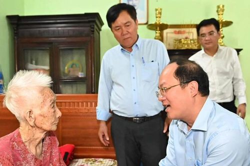 Lãnh đạo TPHCM thăm gia đình chính sách, người có công