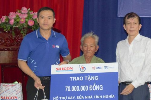 Báo SGGP trao kinh phí sửa nhà tình nghĩa, tặng quà gia đình chính sách tại huyện Gò Dầu, Tây Ninh
