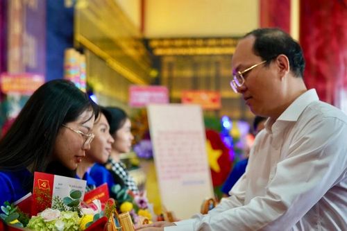 Đồng chí Nguyễn Hồ Hải dự lễ kết nạp đảng viên và thăm gia đình chính sách tại huyện Cần Giờ
