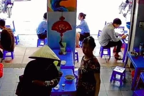 Cụ bà câm điếc cầm 10.000 đồng vào quán bún và cái kết