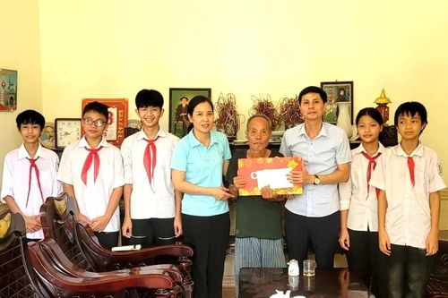 Trường học ở Phú Thọ thăm hỏi, tri ân các gia đình chính sách dịp kỷ niệm 77 năm Ngày Thương binh - Liệt sĩ