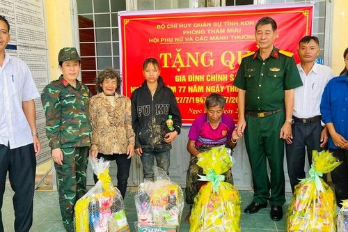Bộ chỉ huy Quân sự tỉnh Kon Tum thăm, tặng quà cho gia đình chính sách