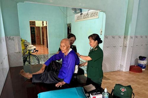 Ấm lòng 'Bữa cơm tri ân' tại nhà Mẹ Việt Nam anh hùng Lê Thị Tha