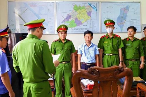 Bắt tạm giam Phó Ban quản lý các khu công nghiệp Hậu Giang và 2 thuộc cấp